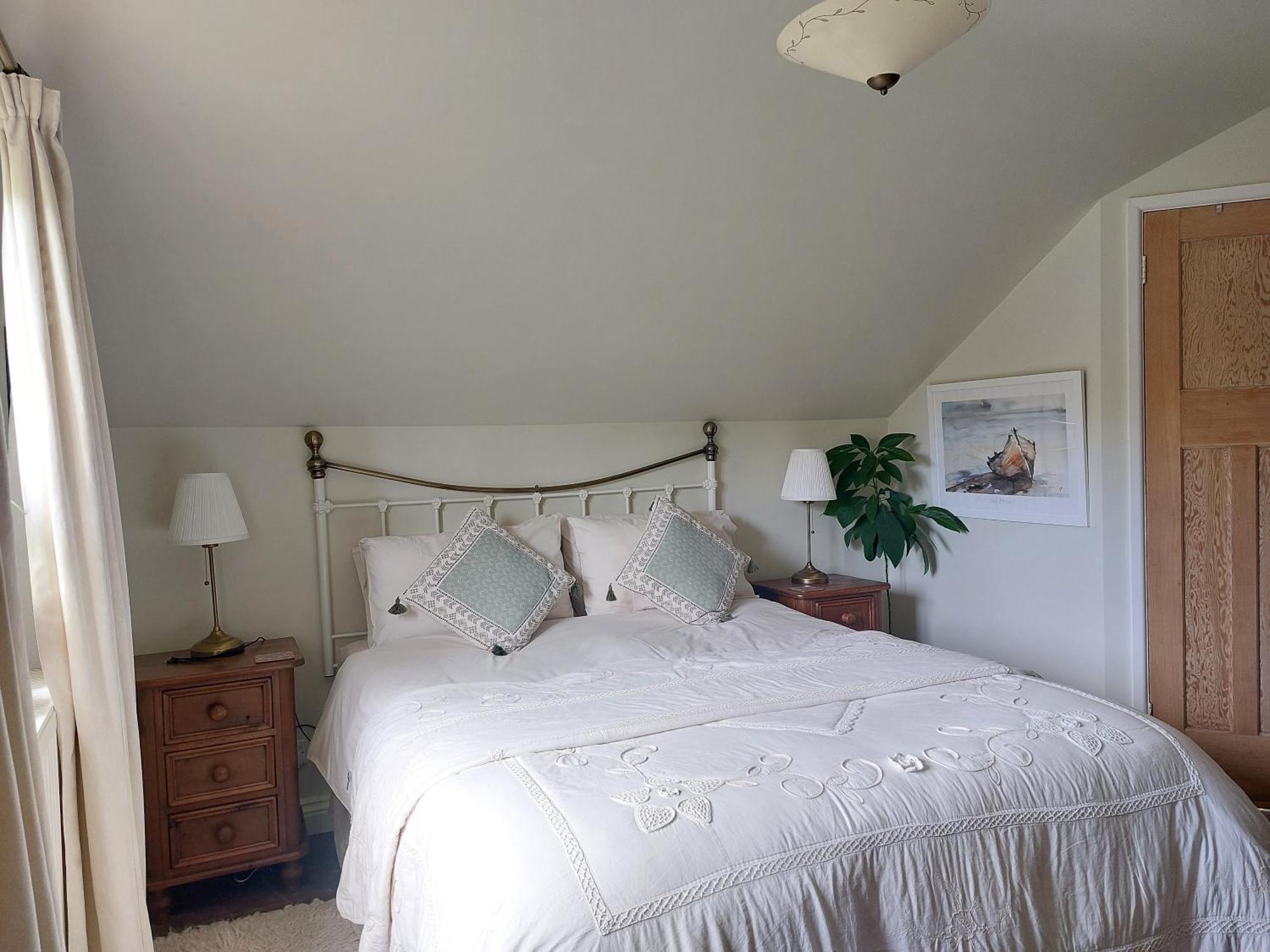 Проживание в семье The Swallows - Kingsize Ensuite Bedroom And Private Garden Суонси
