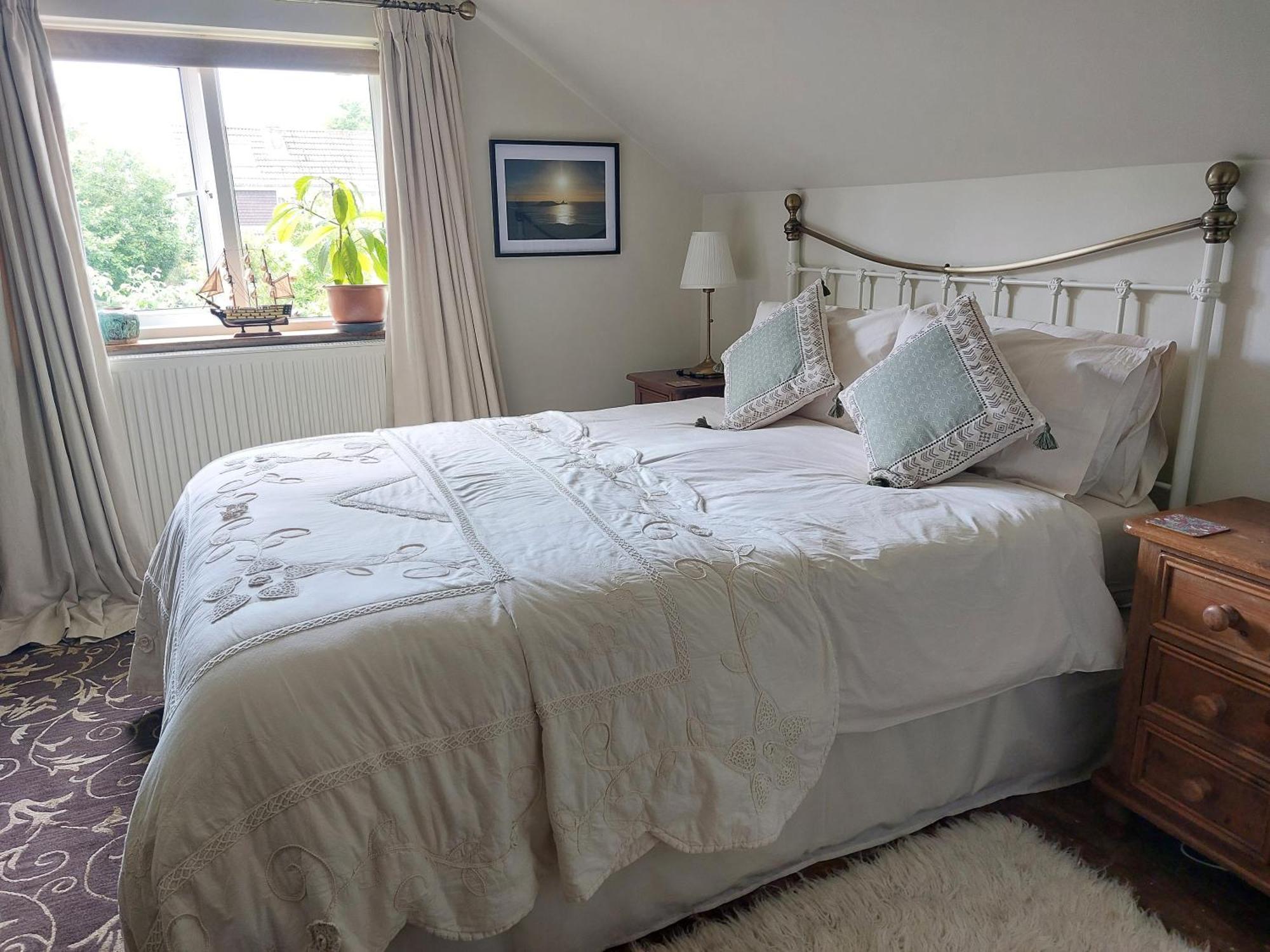 The Swallows - Kingsize Ensuite Bedroom And Private Garden Проживание в семье *